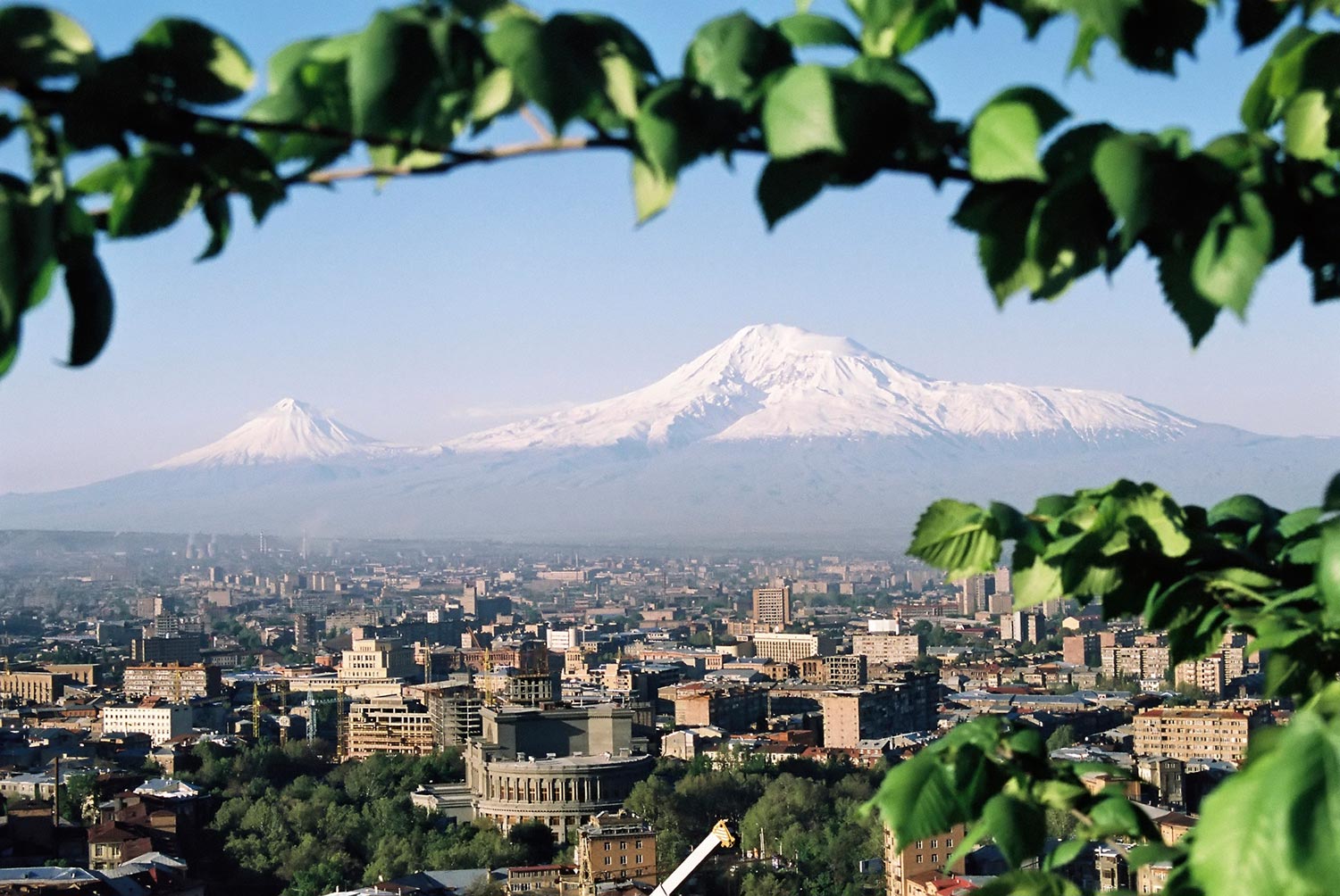 Ереван воздух. Ереван гора Арарат. Гора Арарат вид с Еревана. Гора Арарат вид из Еревана. Ереван вид на Арарат.